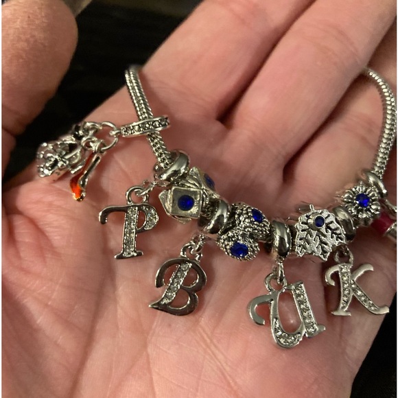 Charm-Bracelet- The Letter P initial in silver tone. Charm/Pendent nwt - Picture 10 of 10